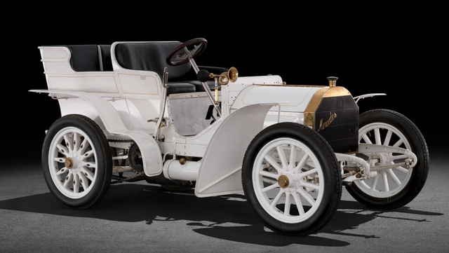 
Và cuối cùng, lão làng nhất có lẽ phải nhắc tới chiếc xe Mercedes 35 hp được sản xuất năm 1901 nhưng đã sở hữu khối động cơ 5.918cc và công suất tối đa 35 mã lực cho phép chiếc xe có thể đạt tốc độ tối đa 86km/h. Vào thời điểm đó, Mercedes 35 hp đã sớm được trang bị hộp số sàn 4 cấp, hơn hẳn các đối thủ khác.
