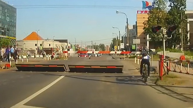 Pha vượt rào chắn đường tàu tức cười của anh chàng đi xe đạp