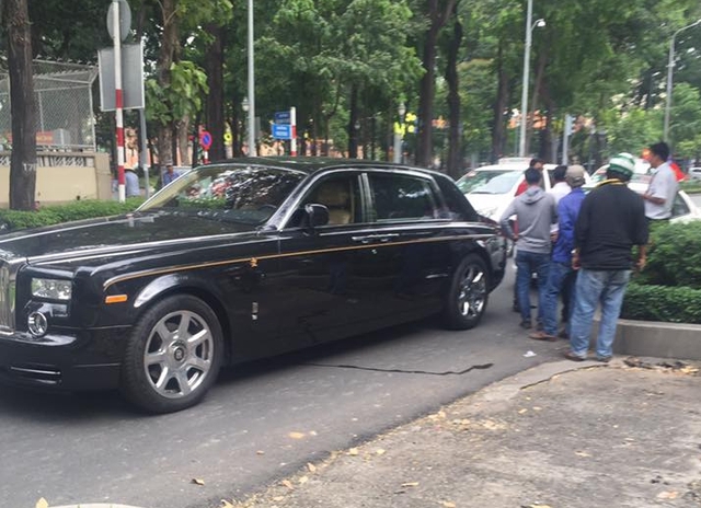 Sài Gòn: Taxi va chạm với hàng hiếm Rolls-Royce Phantom Rồng trên phố - Ảnh 1.