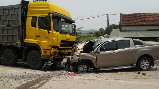 Quảng Ninh: Mazda BT-50 tông trực diện xe tải, 2 người gãy chân
