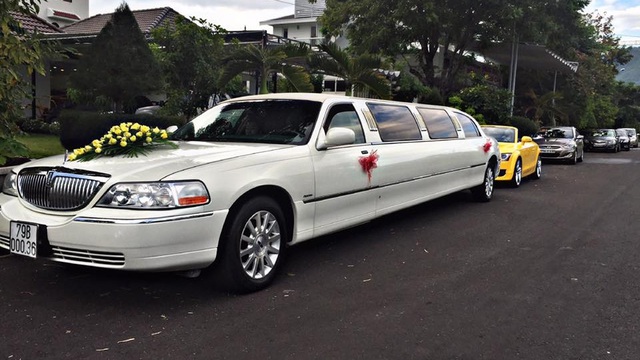 Choáng với dàn mô tô "khủng" và xe limousine rước dâu tại Nha Trang