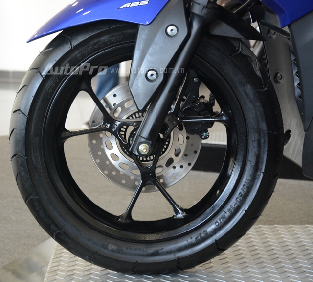 Xe sử dụng vành đúc 14 inch có thiết kế hình chữ Y, đi kèm là lốp trước có kích thước 110/80 và lốp sau 140/70.