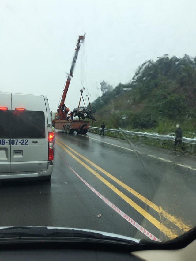 Honda Civic đâm vào dải ta-luy, một giám đốc chi nhánh ngân hàng tử vong - Ảnh 6. Honda Civic đâm vào dải ta-luy, một giám đốc chi nhánh ngân hàng tử vong - Ảnh 6.