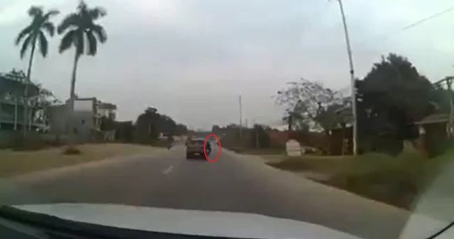 Video Ford EcoSport va chạm với xe máy rồi bỏ chạy tại Hà Nội - Ảnh 2.