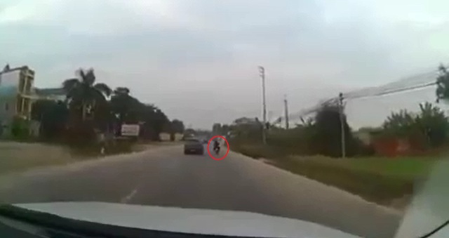 Video Ford EcoSport va chạm với xe máy rồi bỏ chạy tại Hà Nội - Ảnh 3.