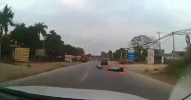 Video Ford EcoSport va chạm với xe máy rồi bỏ chạy tại Hà Nội - Ảnh 4.