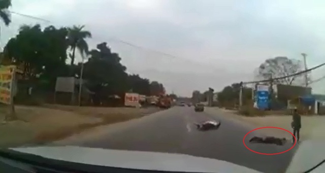 Video Ford EcoSport va chạm với xe máy rồi bỏ chạy tại Hà Nội - Ảnh 5.