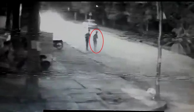 Cư dân mạng tranh cãi về video ô tô đâm cô gái đi bộ dưới lòng đường ở Phú Thọ - Ảnh 2. Cư dân mạng tranh cãi về video ô tô đâm cô gái đi bộ dưới lòng đường ở Phú Thọ - Ảnh 2.