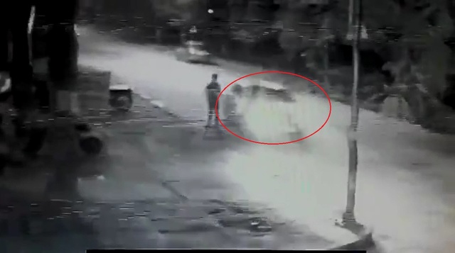 Cư dân mạng tranh cãi về video ô tô đâm cô gái đi bộ dưới lòng đường ở Phú Thọ - Ảnh 3.