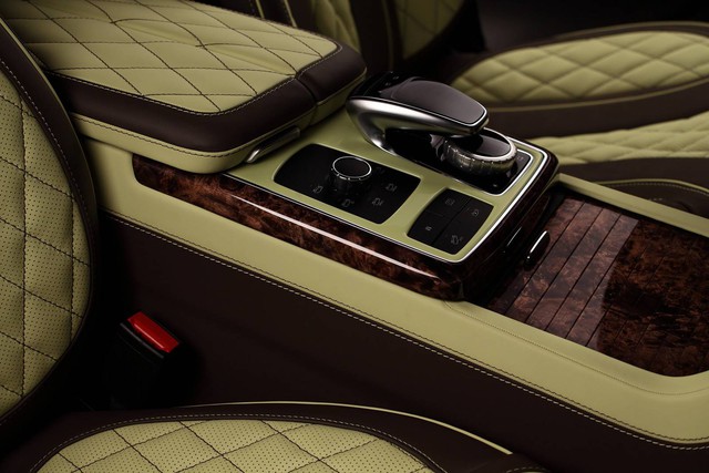 Mercedes-Benz GLE 2016 với nội thất bọc da cá sấu và mạ vàng của người Nga - Ảnh 9.