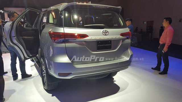 Toyota Fortuner 2017 ra mắt Việt Nam, giá từ 981 triệu Đồng - Ảnh 11.