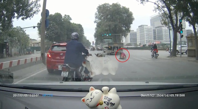 Rùng mình với video cô gái đi xe máy bị xe container cuốn vào gầm tại Hà Nội - Ảnh 4.