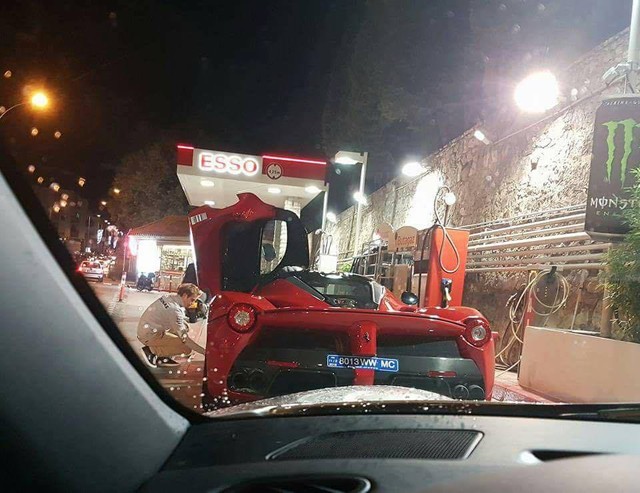 Bắt gặp nhà đương kim vô địch F1 kiểm tra lốp của Ferrari LaFerrari trên đường phố - Ảnh 2.