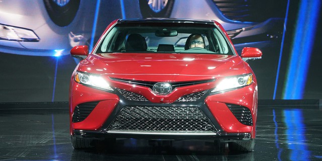 Toyota Camry 2018: Lột xác về thiết kế từ trong ra ngoài, thêm động cơ mới - Ảnh 2.