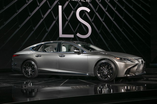 Cận cảnh vẻ đẹp xuất sắc của Lexus LS 2018 ngoài đời thực - Ảnh 2.