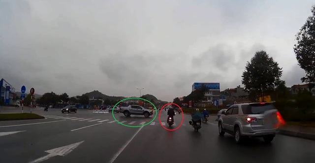Video xe máy bị xe bán tải đâm trúng tại vòng xuyến ở Lào Cai - Ảnh 2.