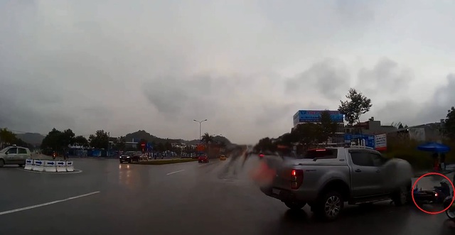 Video xe máy bị xe bán tải đâm trúng tại vòng xuyến ở Lào Cai - Ảnh 3.