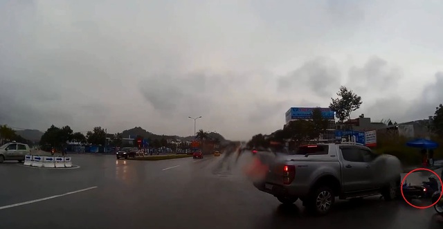 Video xe máy bị xe bán tải đâm trúng tại vòng xuyến ở Lào Cai - Ảnh 3. Video xe máy bị xe bán tải đâm trúng tại vòng xuyến ở Lào Cai - Ảnh 3.