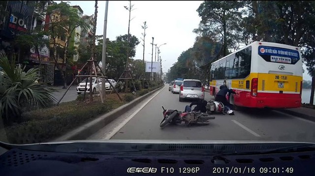 Giật mình với video thanh niên đi xe ga ngã ngay cạnh xe buýt, suýt mất Tết - Ảnh 4. Giật mình với video thanh niên đi xe ga ngã ngay cạnh xe buýt, suýt mất Tết - Ảnh 4.