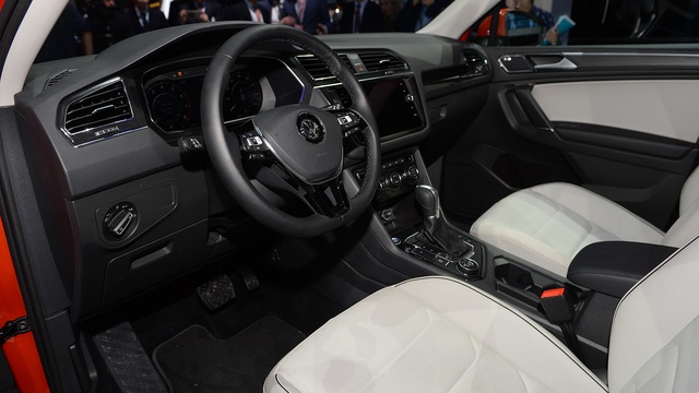 Cận cảnh SUV gia đình 7 chỗ Volkswagen Tiguan 2018 ngoài đời thực - Ảnh 6.
