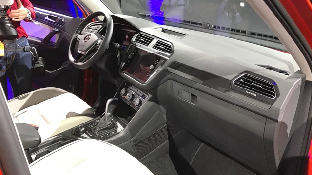 Cận cảnh SUV gia đình 7 chỗ Volkswagen Tiguan 2018 ngoài đời thực - Ảnh 9.