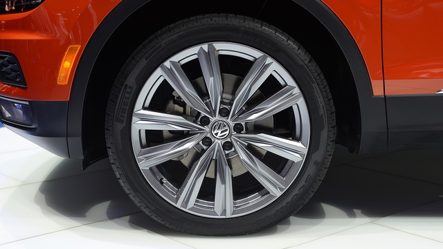 Cận cảnh SUV gia đình 7 chỗ Volkswagen Tiguan 2018 ngoài đời thực - Ảnh 12.