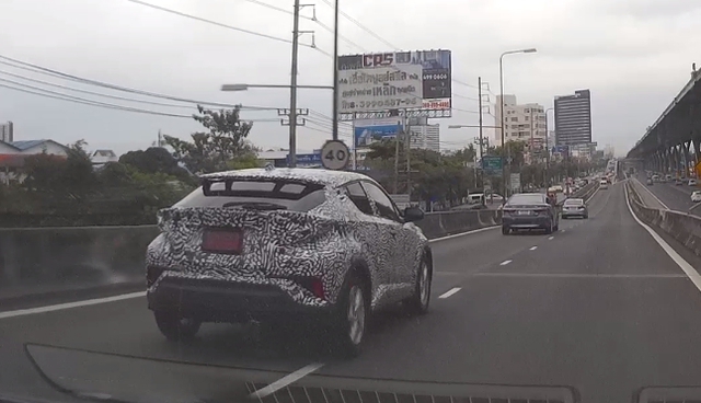 Bắt gặp Toyota C-HR trên đường phố Thái Lan - Ảnh 1.