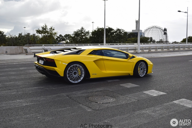 Lamborghini Aventador S LP740-4 lần đầu tiên xuất hiện trên đường phố - Ảnh 3.