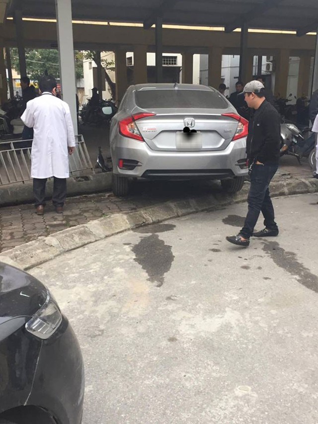 Chiếc Honda Civic 2016 đầu tiên bị tai nạn tại Việt Nam - Ảnh 2.