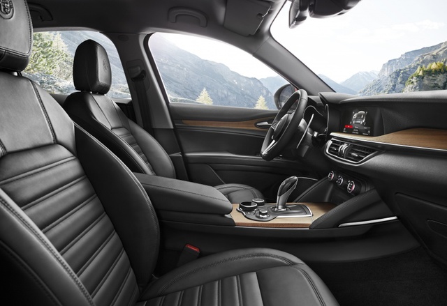 Xe SUV đầu tiên của Alfa Romeo có bản trang bị rẻ nhất - Ảnh 4. Xe SUV đầu tiên của Alfa Romeo có bản trang bị rẻ nhất - Ảnh 4.
