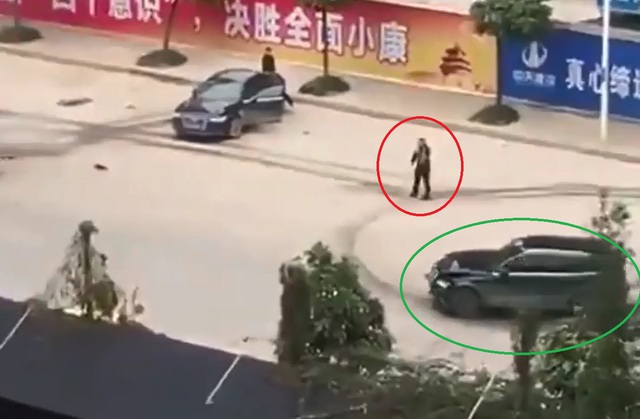 Nhà thầu lái xe SUV, đâm chủ công trình vào cổng sắt - Ảnh 4. Nhà thầu lái xe SUV, đâm chủ công trình vào cổng sắt - Ảnh 4.