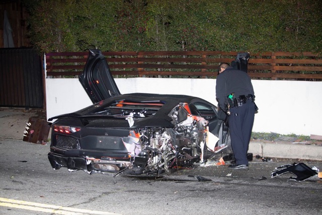 Siêu xe Lamborghini Aventador của ca sỹ Chris Brown bị phá nát trong tai nạn - Ảnh 1.