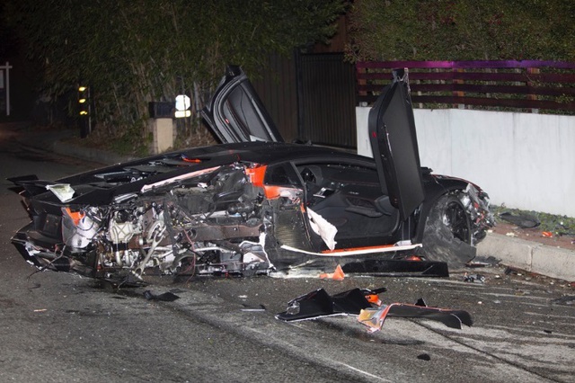Siêu xe Lamborghini Aventador của ca sỹ Chris Brown bị phá nát trong tai nạn - Ảnh 2.