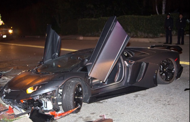 Siêu xe Lamborghini Aventador của ca sỹ Chris Brown bị phá nát trong tai nạn - Ảnh 3.