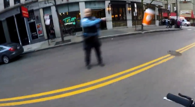 Ném cốc cà phê vào biker chạy trên phố, một cảnh sát bị điều tra - Ảnh 4.