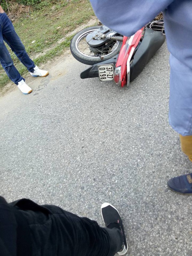 Nghệ An: Con rể chở bố mẹ vợ bằng xe máy đâm vào ô tô, cả ba tử vong tại chỗ - Ảnh 2.