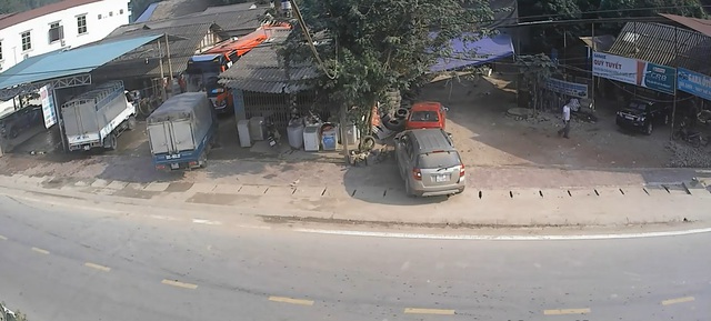 Video xe SUV lùi ra đường bị xe bán tải đâm tại Tuyên Quang gây tranh cãi - Ảnh 2.