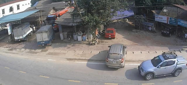 Video xe SUV lùi ra đường bị xe bán tải đâm tại Tuyên Quang gây tranh cãi - Ảnh 3.