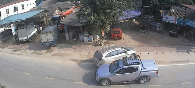 Video xe SUV lùi ra đường bị xe bán tải đâm tại Tuyên Quang gây tranh cãi - Ảnh 4.