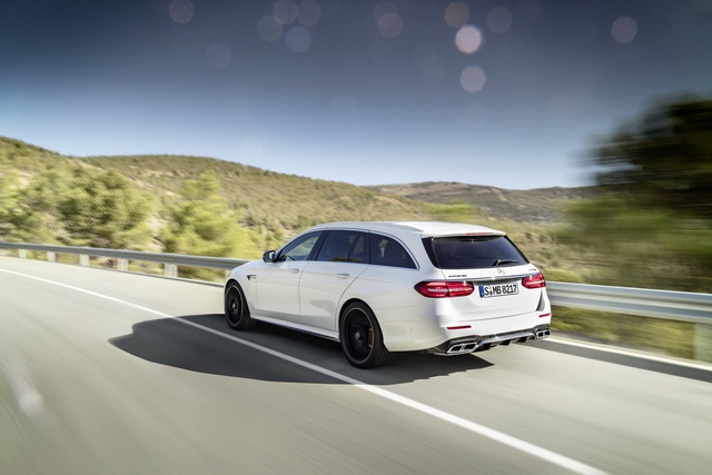 Mercedes-AMG E63 Wagon 2017 - Xe thực dụng cho tín đồ tốc độ - Ảnh 4. Mercedes-AMG E63 Wagon 2017 - Xe thực dụng cho tín đồ tốc độ - Ảnh 4.