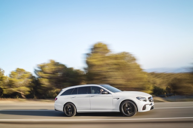 Mercedes-AMG E63 Wagon 2017 - Xe thực dụng cho tín đồ tốc độ - Ảnh 5. Mercedes-AMG E63 Wagon 2017 - Xe thực dụng cho tín đồ tốc độ - Ảnh 5.