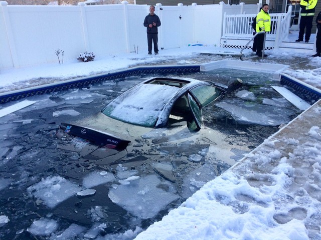 Trên đường đi học, nữ sinh 17 tuổi lái Lexus ES lao xuống bể bơi - Ảnh 1.