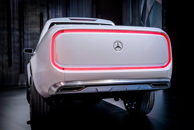 Chưa ra mắt, xe bán tải hạng sang Mercedes-Benz X-Class 2018 đã đắt khách - Ảnh 3.