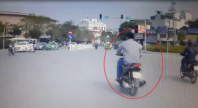 Video người đi xe máy tự ngã vì phanh gấp khi gặp ô tô sang đường tại Hà Nội - Ảnh 2.