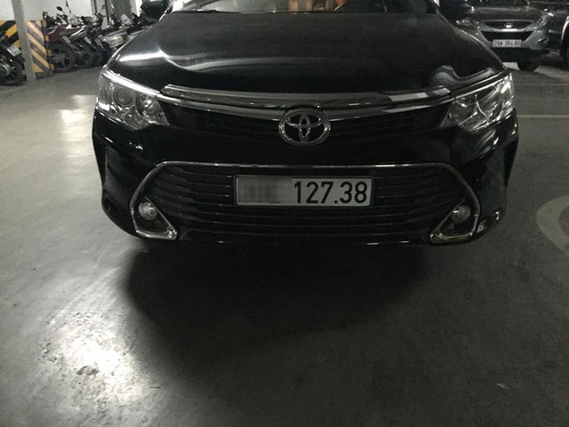 Hai chiếc Toyota Camry tại Hà Nội đeo biển số giống hệt nhau gây xôn xao - Ảnh 2.