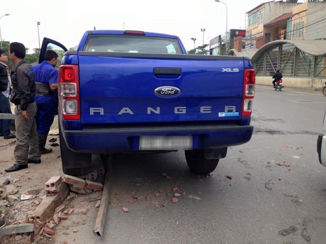 Hà Nội: Ford Ranger đâm hàng rào công trường, bị thanh sắt xuyên vào khoang lái - Ảnh 1.