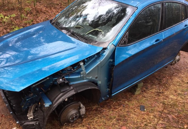 SUV hạng sang BMW X4 bị kẻ trộm lột phụ tùng, nằm trơ trọi trong rừng - Ảnh 1.