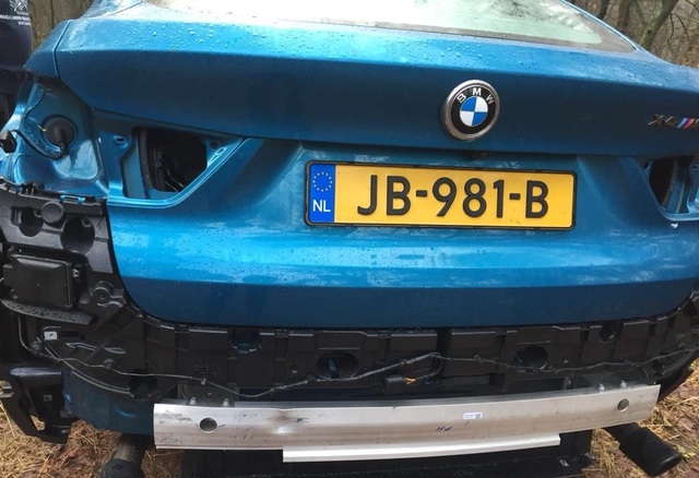 SUV hạng sang BMW X4 bị kẻ trộm lột phụ tùng, nằm trơ trọi trong rừng - Ảnh 2.