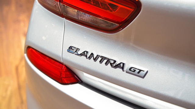 Xe gia đình với cốp siêu rộng Hyundai Elantra GT 2018 được vén màn - Ảnh 16.
