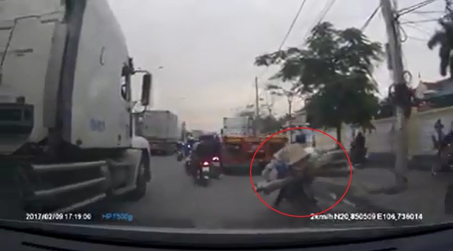 Video người phụ nữ đi xe máy chở cồng kềnh va quệt với xe container tại Hải Phòng - Ảnh 2.